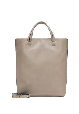 Beige Leder Tote Bag mit zwei kurzen Griffen, einem abnehmbaren Schulterriemen, glatter Textur und eingeprägtem Logo auf der Vorderseite. Quadratische Form.