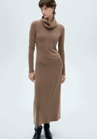 Cowl-neck, langeærmet, bodycon kjole i lys brun strikket stof; knælængde med subtil struktur og tætsiddende silhuet.