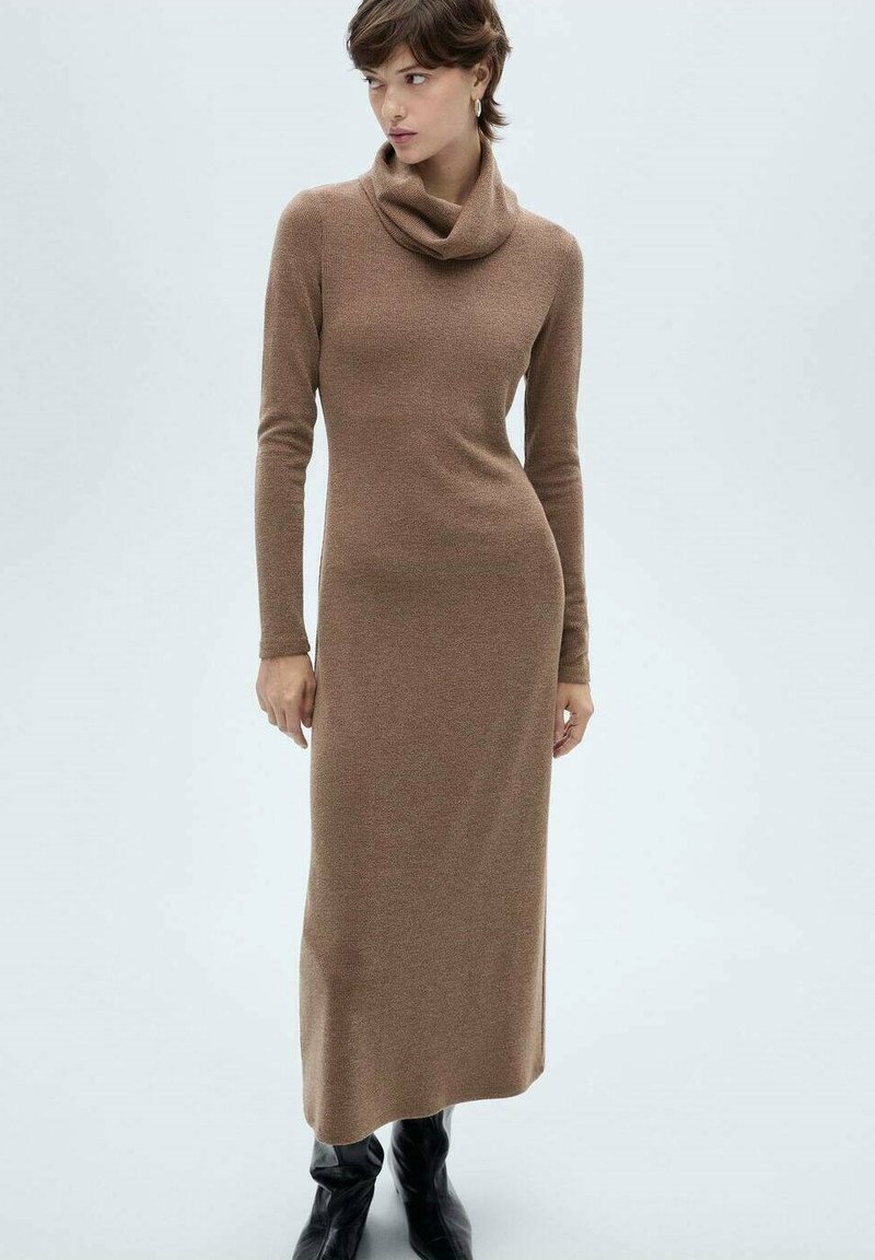 Cowl-neck, langeærmet, bodycon kjole i lys brun strikket stof; knælængde med subtil struktur og tætsiddende silhuet.
