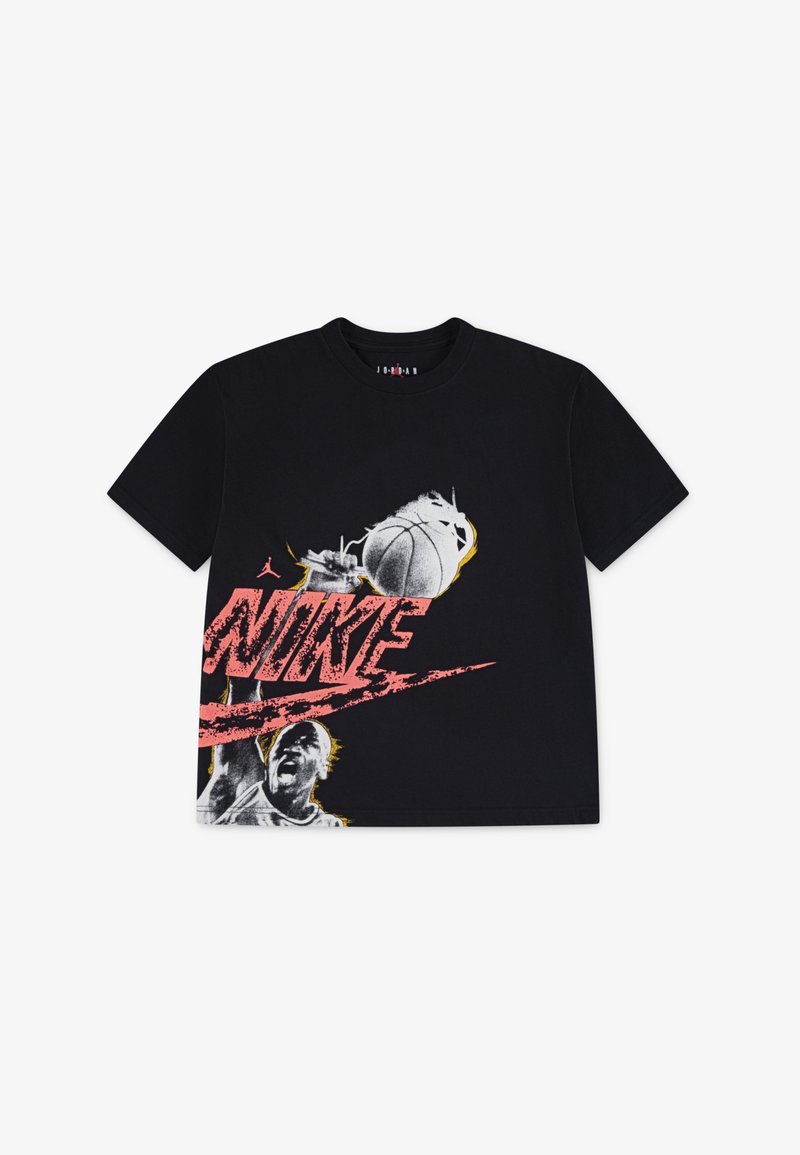 Schwarzes Baumwoll-T-Shirt mit einem Grafikdruck eines Basketballspielers, "NIKE" in fetter pinker Schrift und gelben Akzenten. Kurzarm, Rundhals.