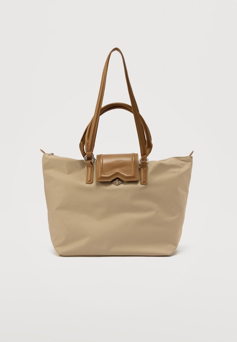 Sac fourre-tout beige avec deux poignées en cuir marron et un rabat avant en cuir avec un détail logo métallique.