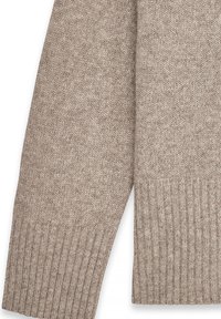 Beige gestrickter Pullover mit geripptem Saum und Bündchen, aus strukturiertem Stoff, mit lockerer Passform und seitlichen Schlitzen.