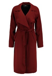 Manteau trench bordeaux à manches longues, devant ouvert, col à revers et ceinture assortie à la taille. Dispose de deux poches avant et d'une texture douce.