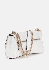 Borsetta in ecopelle bianca trapuntata con accenti in catena dorata, tasca con zip e tracolla removibile. Forma rettangolare con angoli arrotondati.
