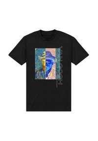 Černé tričko s rozděleným barevným Van Goghovo autoportrét v modrých a oranžových tónech, vertikální text "VAN GOGH" na pravé straně.