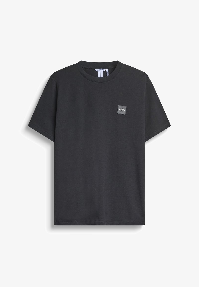Zwarte katoenen t-shirt met korte mouwen, ronde hals en een vierkant logo-patch op de linkerkant van de borst. Vlotte textuur, klassieke pasvorm.