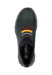 Chaussure slip-on vert foncé avec des sangles élastiques multicolores en rouge, jaune, gris et marron, doublure intérieure noire et semelle beige texturée.