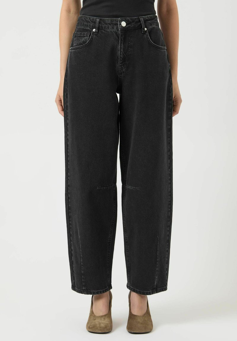 Černé široké džíny s vysokým pasem z denimu, s předními kapsami, viditelným prošíváním a surovým lemem.