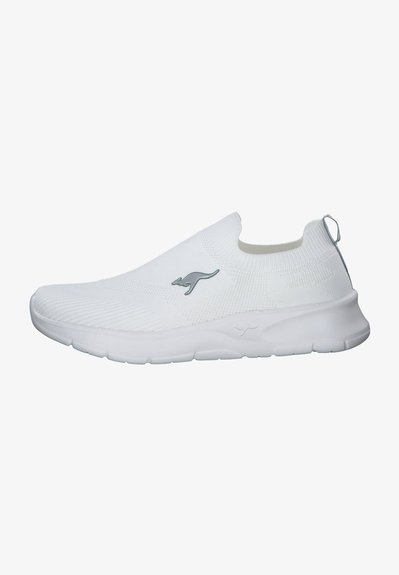 Weiße schlupfbare Sportschuhe mit einem gestrickten Obermaterial, strukturierten Oberflächen und einer Schlaufe an der Rückseite. Mit einem dezenten grauen Logo-Akzent.