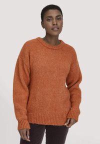 Rustfarbenes gestricktes Sweater mit weitem Rundhalsausschnitt, gerippten Bündchen und Saum, lockerem Schnitt und strukturiertem Stoff.