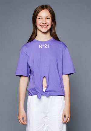 T-shirt court violet en coton avec un détail de nœud à l'avant et un col rond. Présente le texte "N°21" en blanc.
