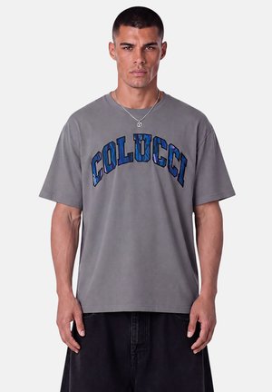 Colucci COLLEGE LOGO - Print T-shirt - dark grey aop pink blue