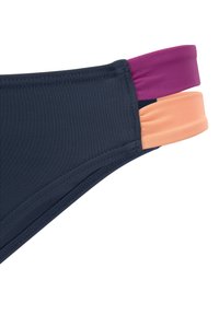 Jūriniai maudymosi šortai su dviejų spalvų elastingais akcentais violetinės ir persikų spalvos. Pagaminti iš lygaus audinio su matomomis siūlėmis ir kontūrinio dizaino.