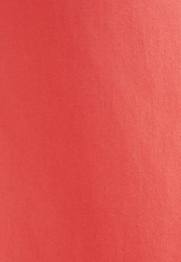 Koronkowy materiał o gładkiej fakturze, charakteryzujący się jednolitą, matową powierzchnią i brakiem widocznych wzorów czy elementów metalowych.
