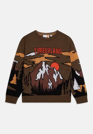 Maglione lavorato a maglia marrone, con un paesaggio montano, il sole, alberi e il testo "TIMBERLAND" in rosso. Design testurizzato e a motivi.