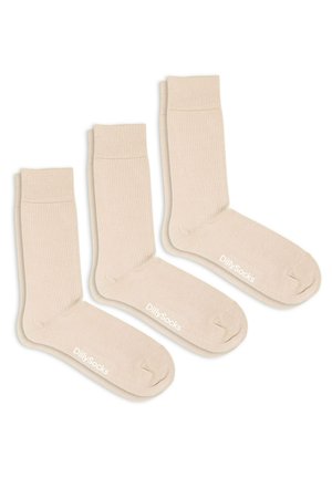 Beige katoenen crew sokken, met een ribbelboord en naadloze teen, merkte "DillySocks" nabij de teen. Drie paar samen weergegeven.