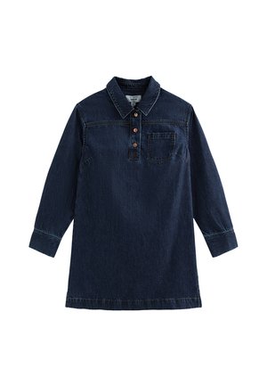 Vestido de mezclilla azul oscuro con mangas largas, cuello, bolsillo frontal en el lado izquierdo del pecho y cuatro botones marrones en la tapeta frontal.