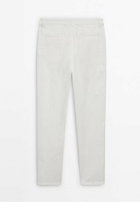 Pantaloni grigi chiari con una texture liscia, taglio dritto, due tasche posteriori e dettagli laterali; presentano una vita standard e passanti per la cintura.
