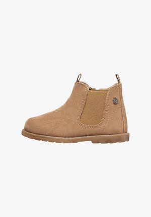 Stivale alla caviglia in suede tan con pannelli elastici laterali, punta arrotondata, dettagli cuciti e suola in gomma. Dotato di una linguetta per una facile indossabilità.