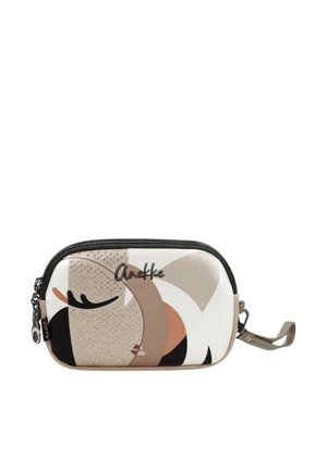 Piccola pochette rettangolare da polso con design astratto del volto, tonalità neutre, chiusura con cerniera e tracolla removibile su sfondo bianco.