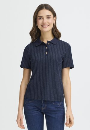 Marineblaues Poloshirt mit kurzen Ärmeln, strukturierten vertikalen Streifen und einem knöpfbaren Kragen mit herzförmigen Schmuckakzenten.