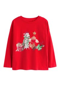 Rode langmouwen T-shirt met een kleurrijke illustratie van verschillende geklede dieren, waaronder een Dalmatiër en een golden retriever, met feestelijke accenten.