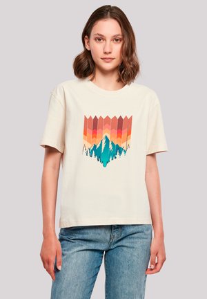 Cremfarbener Baumwoll-T-Shirt mit einem geometrischen Grafikmotiv von Bergen und Wäldern in Orangetönen, Türkis und Pink. Lockere Passform und kurze Ärmel.