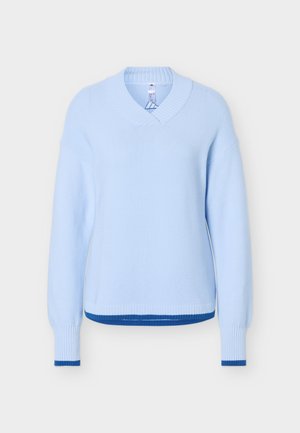 Lichtblauwe gebreide trui met V-hals, geribbelde manchetten en donkerblauwe afwerking aan de manchetten en zoom.