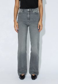 Unselected, washed light grey used