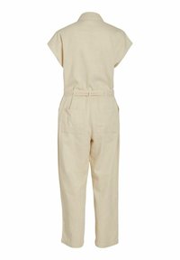 Combinaison beige à manches courtes avec col, taille ceinturée et deux poches arrière, vue de dos sur fond blanc.