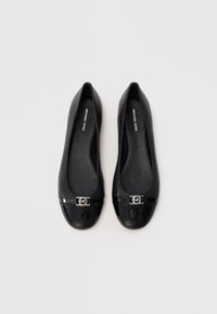 Zwarte balletschoenen van glad leer met een glanzende patenten neus. Beschikt over een zilverkleurig logoaccent aan de voorkant.
