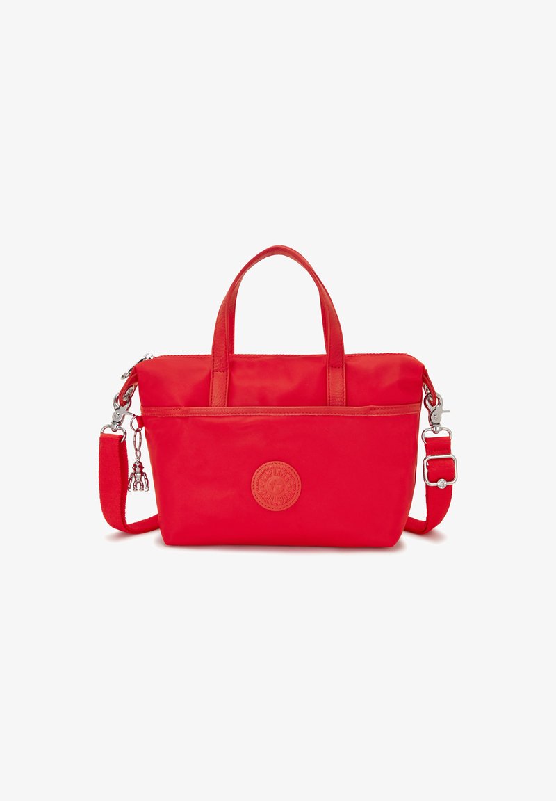 Bolso de nylon rojo con dos asas superiores, correa de hombro desmontable y parche de logo en relieve. Textura suave con cierre de cremallera y bolsillo frontal.