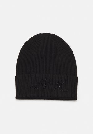 Beanie nero a coste con risvolto, caratterizzato da un logo elegante decorato con cristalli scuri sul davanti. Texture morbida, design lavorato a maglia.