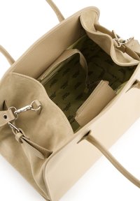 Beige Handtasche aus einer Kombination von strukturiertem Leder und Wildleder, mit einem geräumigen Innenraum, der mit bedrucktem Stoff und Fächern ausgekleidet ist.