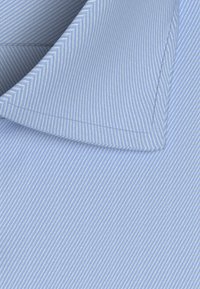 Tessuto a righe blu chiaro che presenta un sottile motivo a chevron, texture liscia e un bordo del colletto piegato.