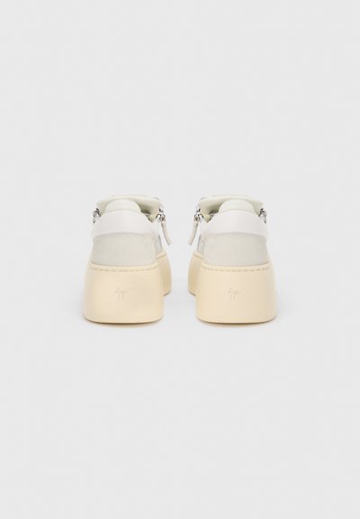 Witte en beige sneakers met een bovenzijde van glad leer en suède, een afgeronde neus en een chunky zool. Voorzien van een discreet logo op de hiel.