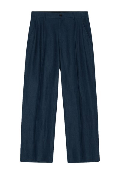 Pantalon large bleu marine avec plis devant, poches latérales, passants de ceinture et fermeture par bouton à la taille.