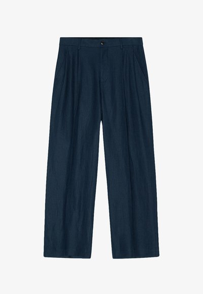 Pantalon large bleu marine avec plis devant, poches latérales, passants de ceinture et fermeture par bouton à la taille.