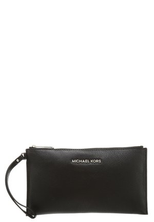 Pochette bracelet en cuir noir avec fermeture éclair argentée et bracelet, avec le logo "Michael Kors" en lettres argentées au centre avant.