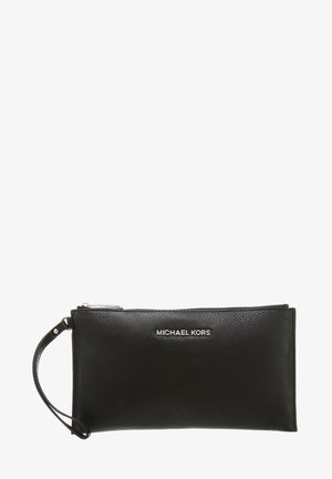 Pochette bracelet en cuir noir avec fermeture éclair argentée et bracelet, avec le logo "Michael Kors" en lettres argentées au centre avant.
