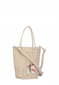 Beige Leder-Eimer-Tasche mit perforiertem Textdesign, doppelten Griffen, abnehmbarem Schultergurt und einem bunten Patch mit abstrakten Mustern.