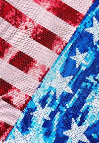 Rood en witte gestreepte pailletten aan de ene kant, blauwe achtergrond met witte sterren aan de andere kant, beide met glanzende, gestructureerde oppervlakken.