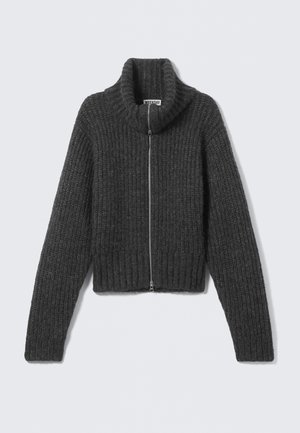 Tmavosivý hrubý pletený sveter na zips s vysokým golierom a dlhými rukávmi, položený na svetlom pozadí.