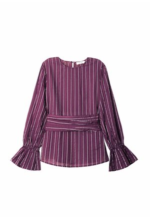 Blouse violette avec des rayures verticales blanches, manches longues avec des poignets froncés, col rond et un détail de taille nouée. Tissu lisse et léger.
