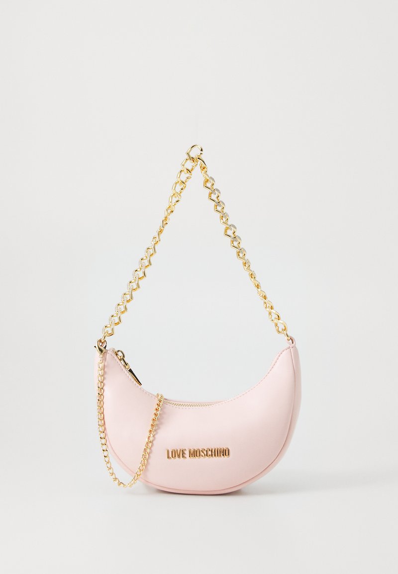 Rózsaszín műbőr kézitáska, félhold alakú. Arany láncos pánttal és "LOVE MOSCHINO" felirattal arany betűkkel. Simás textúra.