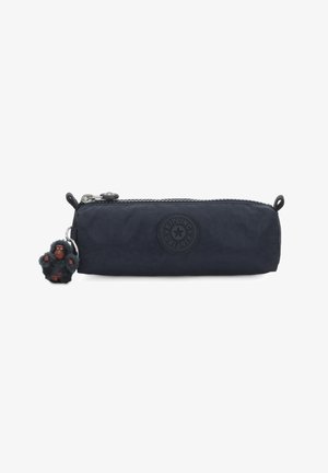 Trousse de crayon bleu marine en tissu texturé, avec un patch rond et un porte-clé en forme de singe accroché à la fermeture éclair.