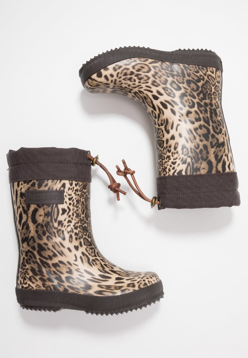 Bottes de pluie enfant imprimé léopard avec bordure noire et fermeture à cordon marron sur fond blanc.