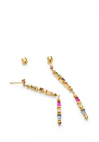 Pendientes de tono dorado con piedras rectangulares y triangulares multicolores en rosa, verde y azul. Presentan detalles puntiagudos en los extremos.