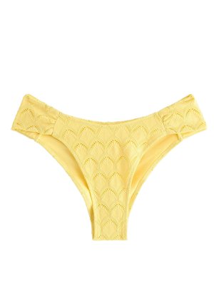 Gul bikiniunderdel med tekstureret bølgemønster og midtstigning, vist på hvid baggrund.