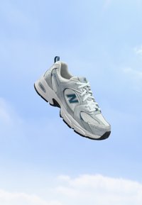 Δεν επιλέχθηκε, silver-coloured metallic/streamsong